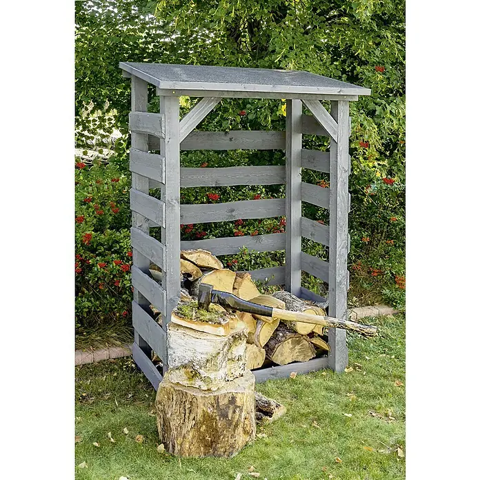 Kaminholzregal Nevada - 122 x 74 x 182 cm, Holz, Grau - Holzregal aus grauem Holz mit Brennholz gefüllt, mit einem Hackklotz und einer Axt davor, im Garten.