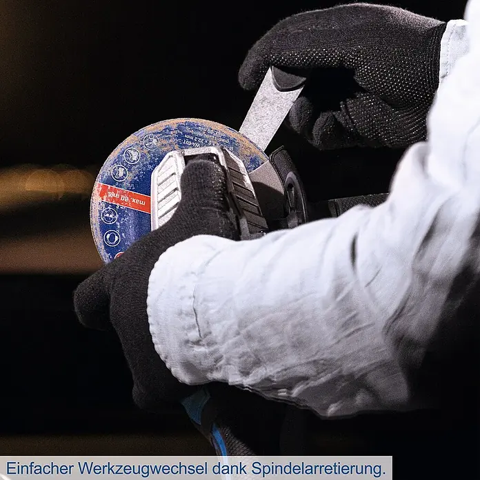 Scheppach IXES 20V Akku-Winkelschleifer C-AG125-X - Ohne Akku, Durchmesser Scheibe: 125 mm - Nahaufnahme einer Flexscheibe WA-60T-S mit Schleifarbeiten, hervorgehoben durch Schutzhandschuhe und Text "Einfacher Werkzeugwechsel".