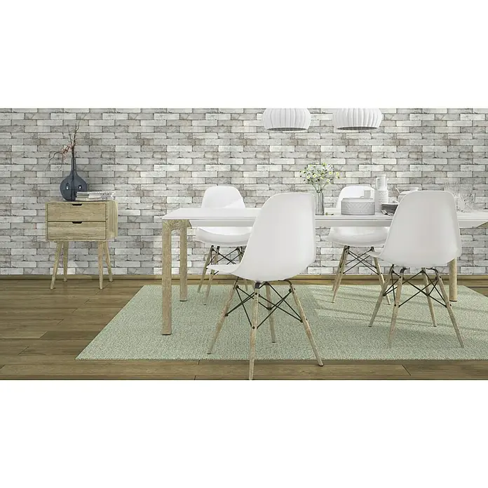 Rasch Vliestapete Factory 2 - Creme, Steinoptik, 10,05 x 0,53 m - Elegantes Esszimmer-Set mit weißem Tisch und Stühlen, ergänzt durch eine stilvolle Kommode und moderne Pendelleuchten.