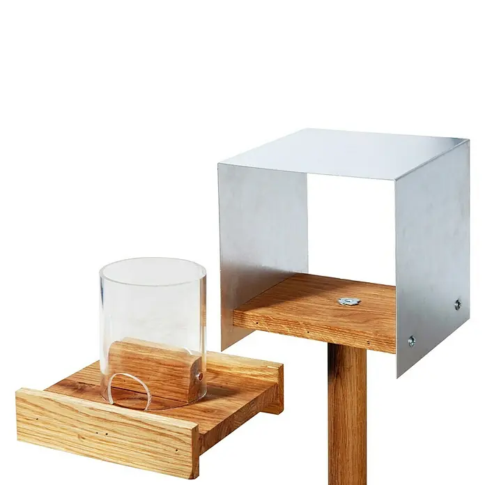 Dobar Vogelhaus BAUHAUS II - 15 x 16 x 161 cm, Natur, Holz - Diese Aufnahme zeigt eine moderne Tischleuchte aus Holz und Metall mit einem zylindrischen Lampenschirm und einem minimalistischen Design.