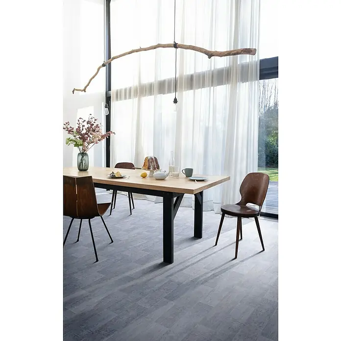 Beauflor PVC-Boden Meterware Hightex - 300 cm, Washed Oak, Blau - Stilvoller Essbereich mit einem Holztisch, umgeben von braunen Stühlen und einer einzigartigen Ast-Hängeleuchte.