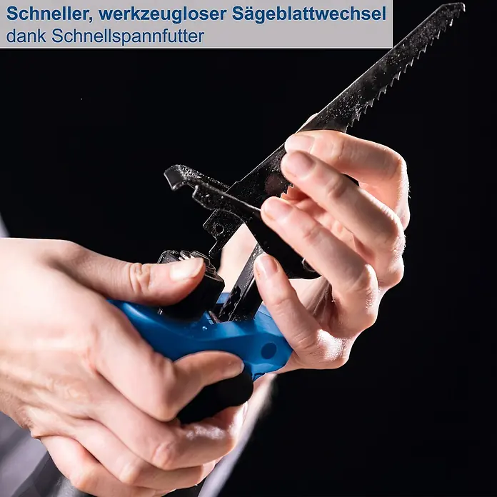 Scheppach IXES 20V Akku-Säbelsäge BC-RS250-X - 20 V, Hublänge: 28 mm - Nahaufnahme einer Person, die ein Sägeblatt in eine blaue Stichsäge einsetzt. Schneller, werkzeugloser Sägeblattwechsel dank Schnellspannfutter.