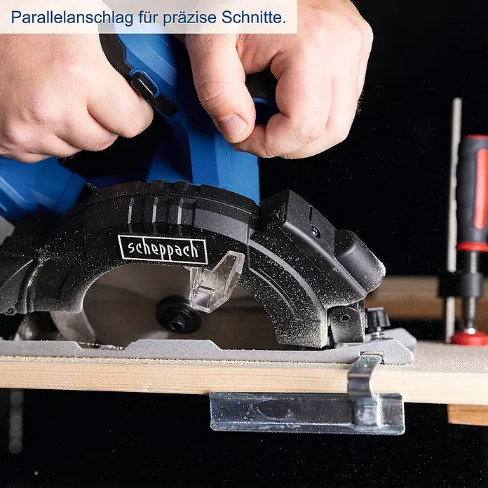 Scheppach IXES 20V Akku-Handkreissäge C-HCS165-X - 20 V, Durchmesser Sägeblatt: 165 mm - Nahaufnahme einer Scheppach Handkreissäge beim Sägen von Holz, für präzise Schnitte.