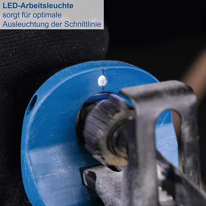Scheppach IXES 20V Akku-Säbelsäge C-RS100-X - 20 V, Hublänge: 20 mm - Nahaufnahme einer LED-Arbeitsleuchte, die für optimale Ausleuchtung sorgt. Detailaufnahme der Schnittlinie unter optimalen Lichtverhältnissen.