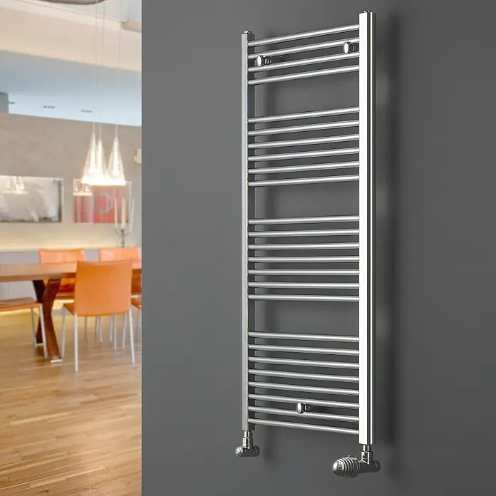 Ximax Badheizkörper C1 - B x H: 600 x 1.636 mm, Wärmeleistung bei Vorlauftemperatur von 75 °C (D: 50): 551 W, Anschlusskombination Heizkörper: Links unten - Bild eines modernen, silberfarbenen Handtuchwärmers an einer grauen Wand, der Funktionalität und elegantes Design vereint.