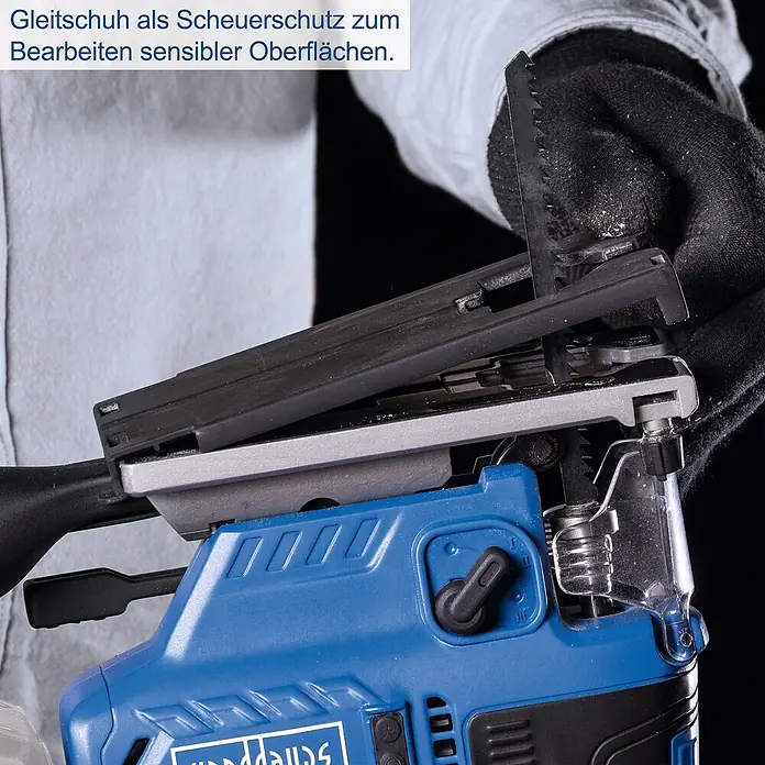 Scheppach IXES 20V Akku-Stichsäge BC-JS254-X - 20 V, Ohne Akku, Leerlaufhubzahl: 0 /min - 3.000 /min - Nahaufnahme einer Stichsäge mit Gleitschuh als Scheuerschutz, ideal zum Bearbeiten empfindlicher Oberflächen.