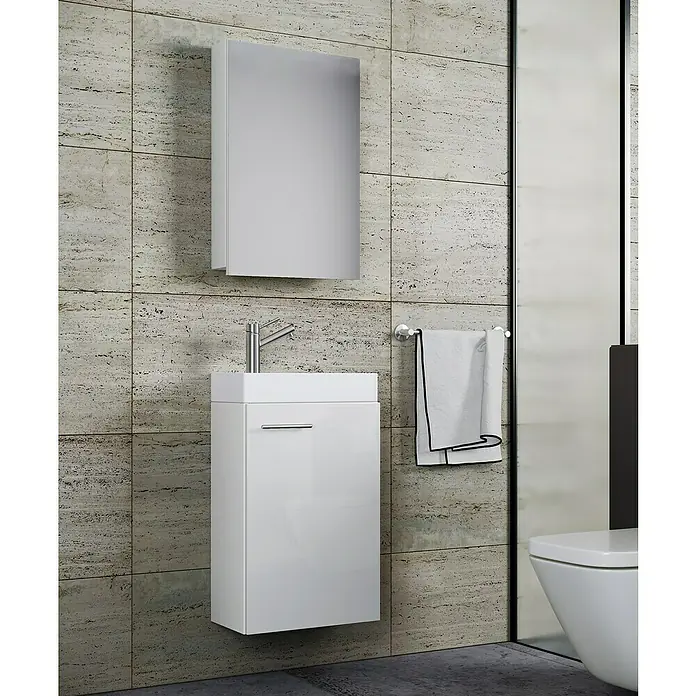 VCM Badmöbel-Set SPS - Gesamtbreite Badmöbel: 41 cm, Weiß, Glänzend, 3 -tlg. - Das Bild zeigt einen modernen Badezimmerschrank mit Waschbecken und Spiegel. Eine Handtuchstange und eine Toilette sind ebenfalls sichtbar.