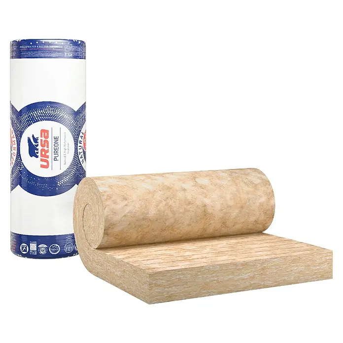 Ursa PureOne Glaswolle Spannfilz SF 31 - Stärke: 120 mm, Wärmeleitfähigkeit: 0,031 W/(mK) - Nahaufnahme von Ursa Pureone Dämmwolle Rolle und Packung. Hochwertige Isolierung für natürliche und leistungsstarke Wärmedämmung.