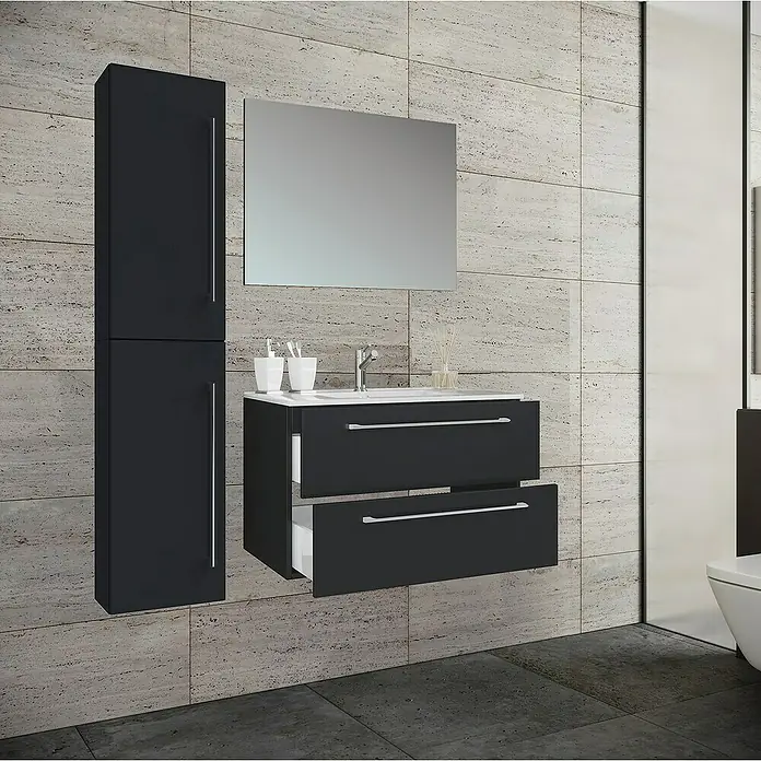 VCM Badinos Badmöbel-Set - 81 cm, Schwarz, 4 -tlg. - Modernes Badezimmer-Interieur mit schwarzem Waschtischunterschrank, Hochschrank und Spiegel vor grauer Steinwand.