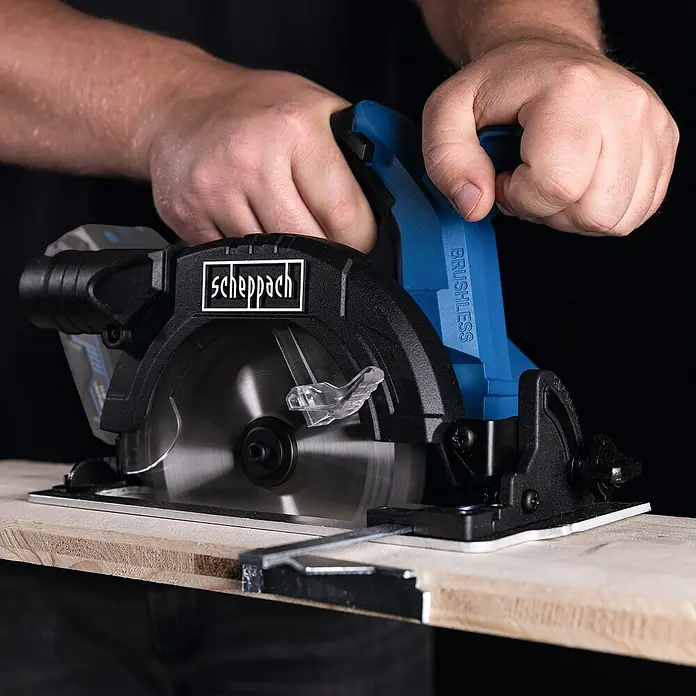 Scheppach IXES 20V Akku-Handkreissäge BC-HCS165-X - 20 V, Durchmesser Sägeblatt: 165 mm - Eine Scheppach Akku-Handkreissäge in Aktion, die ein Holzbrett präzise zuschneidet. Perfekt für Heimwerker und Profis.