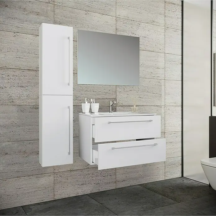 VCM Badinos Badmöbel-Set81 cm, Weiß, 4 -tlg. - Badezimmer-Set mit weißem Waschtischunterschrank mit Schubladen, Spiegelschrank und Hochschrank vor grauer Steinwand.