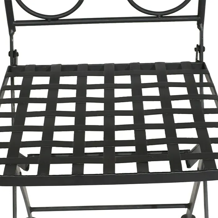 Siena Garden Stella Gartenstuhl - Klappbar, Schwarz, B x T x H: 39 x 49,5 x 89,5 cm - Nahaufnahme eines schwarzen Gartenstuhls mit einem dekorativen, gewebten Sitz, der einen rustikalen Charme versprüht.