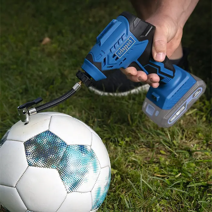 Scheppach IXES 20V Akku-Luftpumpe C-AC20-X - Max. Druck: 7 bar, Autostopp - Akkubetriebene Luftpumpe von Scheppach beim Aufpumpen eines Fußballs im Freien. Ideal für Sport und Freizeit.