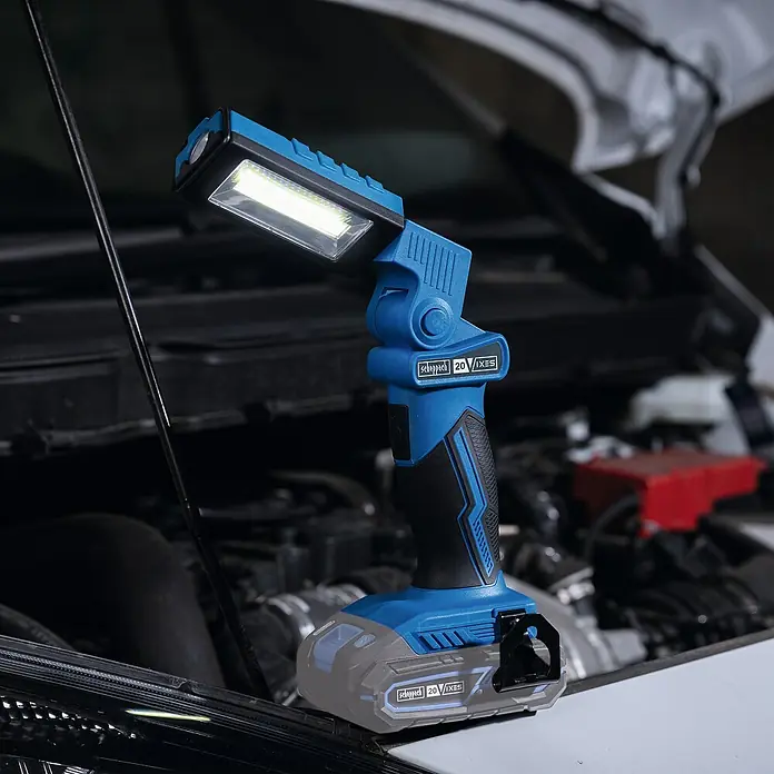 Scheppach IXES 20V LED-Arbeitsleuchte C-WL20-X - 20 V, Ohne Akku, 300 lm, Ergonomischer Griff - Akku-Arbeitsleuchte von Scheppach mit flexiblem Leuchtenkopf und robustem Design, ideal für Werkstattarbeiten und Inspektionen im Motorraum.