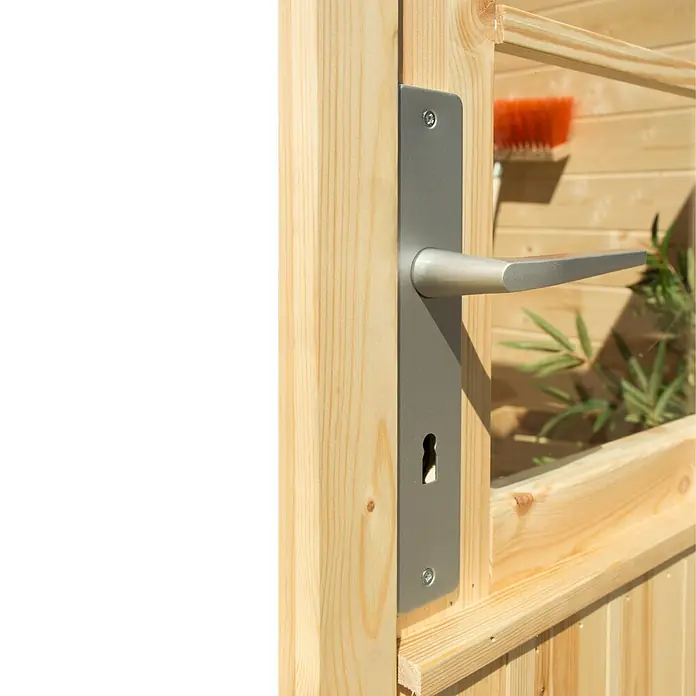 Kiehnholz Gartenhaus Espoo 476 - Außenmaß inkl. Dachüberstand (B x T): 283 x 242 cm, Holz, Natur - Nahaufnahme eines modernen Türgriffs aus Edelstahl an einer Holztür, der durch sein schlichtes Design und seine Funktionalität besticht.