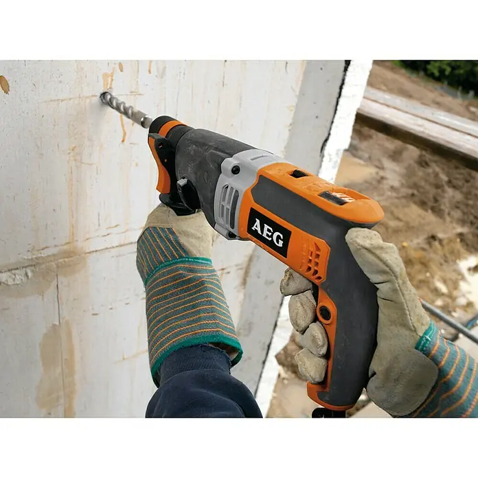 AEG Powertools Kombihammer KH 28 Super XE - 1.010 W, 2,8 J, SDS-Plus-Aufnahme - Ein AEG Bohrhammer wird verwendet, um ein Loch in eine Betonwand zu bohren.