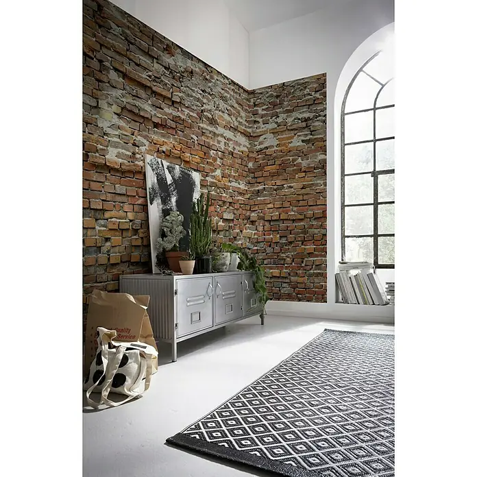 Komar Into Illusions Fototapete Bricklane - 4 -tlg., B x H: 368 x 248 cm, Vlies - Moderne Inneneinrichtung mit Kommode, Kunstwerk und Teppich. Die silberne Kommode und der gemusterte Teppich setzen stilvolle Akzente.