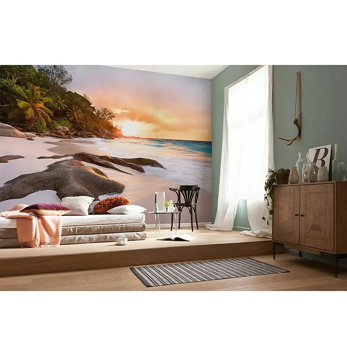 Komar Into Illusions Fototapete Nature - 4 -tlg., B x H: 368 x 248 cm, Vlies - Einrichtungsidee mit einer Fototapete, die eine idyllische Strandlandschaft mit Sonnenuntergang zeigt, für ein entspanntes Ambiente.
