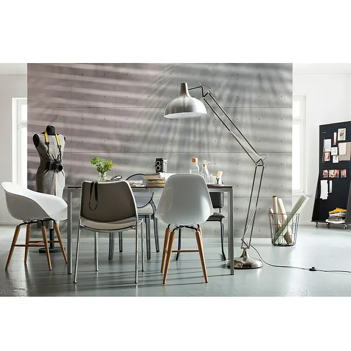Komar Into Illusions Fototapete Shadows - 4 -tlg., B x H: 368 x 248 cm, Vlies - Ein Esszimmer mit weißen und grauen Stühlen um einen Tisch, beleuchtet von einer großen Stehlampe, die das moderne Ambiente hervorhebt.