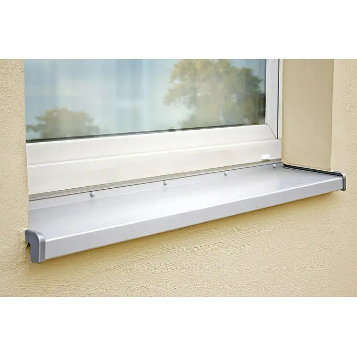 Sarei Fensterbank nach Maß - L x B: 300 x 15 cm, Aluminium, Weißaluminium/Silber - Fensterbank aus Aluminium mit Endkappen für den Außenbereich. Das Fenster ist hell und lichtdurchflutet.