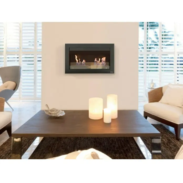 Purline Chimenea de bioetanol Etna - 16,5 x 90 x 54 cm, Negro - Elegante sala de estar con una chimenea moderna en la pared que crea un ambiente cálido y acogedor. Velas decorativas encima de la mesa.