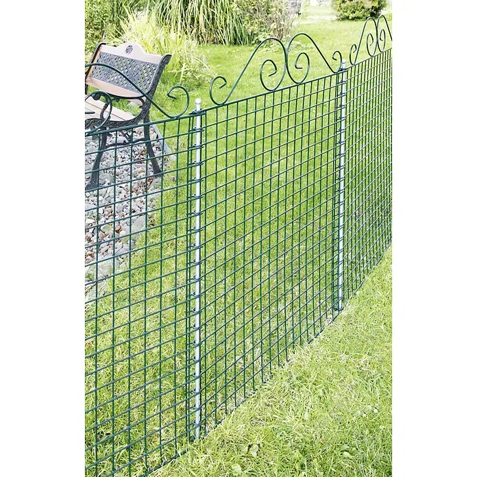Bellissa Teichschutzzaun Ambiente - 76 x 95 cm - Ein grüner, dekorativer Gartenzaun mit verschnörkelter Oberseite grenzt einen Rasen ab und bietet Schutz und Ästhetik für den Garten.