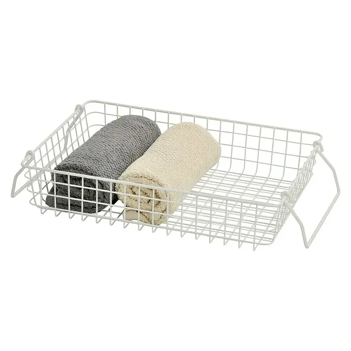 Camargue Bad-Aufbewahrungskorb Smilla - 38 x 26 x 8 cm, Metall, Chrom - Draufsicht auf einen weißen Drahtkorb mit zwei gerollten Handtüchern, perfekt für die Badezimmeraufbewahrung und Organisation.