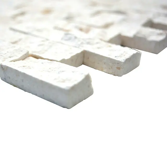Mosaikfliese Brick Splitface X3D 49248 - 30,5 x 29 cm, Weiß, Matt - Nahaufnahme von weißen, rechteckigen Steinfliesen mit rauer Oberfläche, die sich ideal für Wandverkleidungen eignen.
