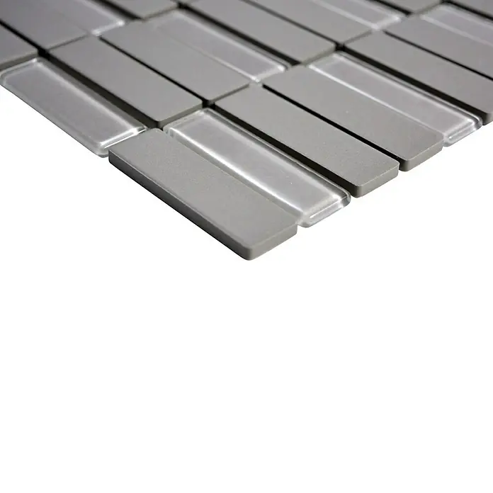 Mosaikfliese Stäbchen Mix CU ST G91 - 29,7 x 29 cm, Grau, Matt - Nahaufnahme von grauen, rechteckigen Glasmosaikfliesen. Ideal für stilvolle Küchenrückwände oder Badezimmerakzente.
