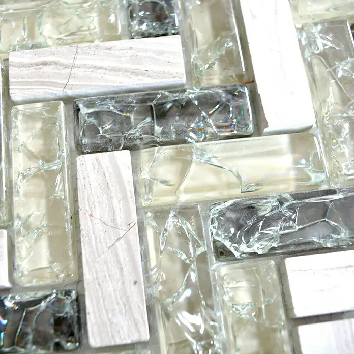 Mosaikfliese Fischgrät Crystal Mix XIC HB1552 - 26,3 x 29,3 cm, Grau/Grün, Glänzend - Nahaufnahme von rechteckigen Mosaikfliesen in Grau, Weiß und Transparent, die ein modernes und elegantes Design zeigen.