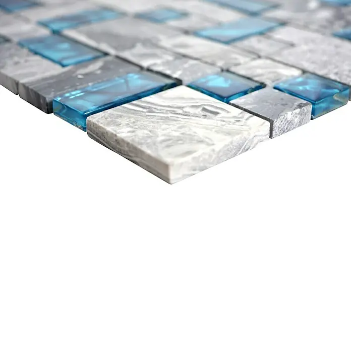 Mosaikfliese Crystal Mix XCM MC589 - 30 x 30 cm, Grau, Glänzend - Nahaufnahme von Mosaikfliesen in Blau- und Grautönen, ideal für stilvolle Wand- und Bodengestaltung.
