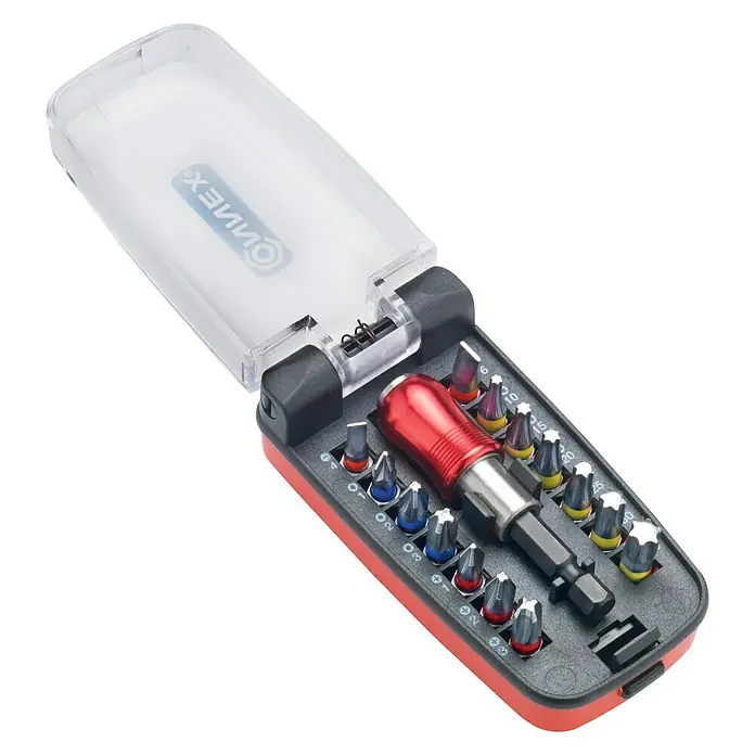 Connex Set de puntas - 15 pzs. - Un juego de destornilladores Connex rojo con surtido de puntas en una caja roja y negra con tapa transparente.
