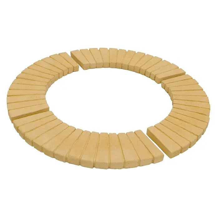 Paso para árboles Tova - Beige - Primer plano de una disposición circular de adoquines sobre un fondo blanco, para senderos de jardín o fines decorativos.