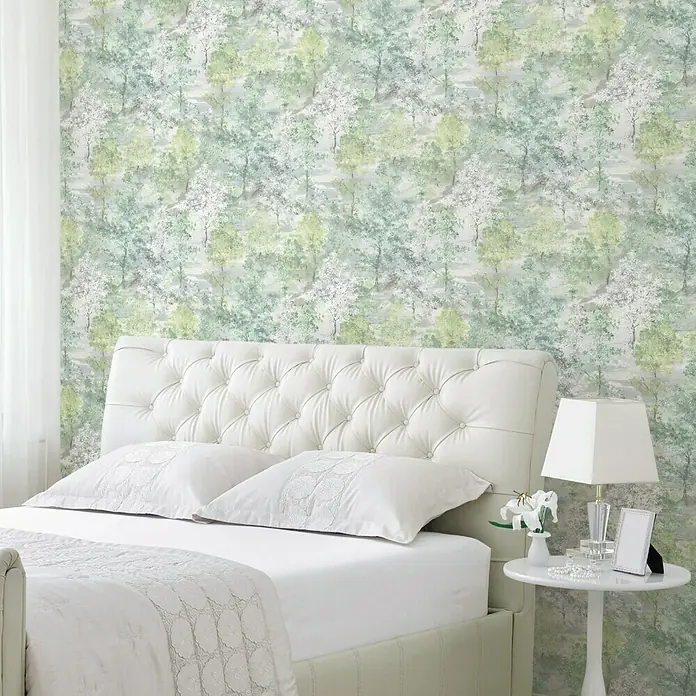 Papel pintado árboles difuminados - Verde, 10 x 0,53 m - Elegante dormitorio con cabecero blanco con botones, ropa de cama blanca a juego y una mesita de noche con lámpara.