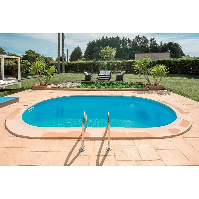 Gre Kit de piscina enterrada Madagascar - L x An x Al: 500 x 300 x 150 cm, 16.015 l - Acogedora piscina ovalada con escalera en un jardín bien cuidado, ideal para días de verano relajantes. Perfecta para nadar y tomar el sol.