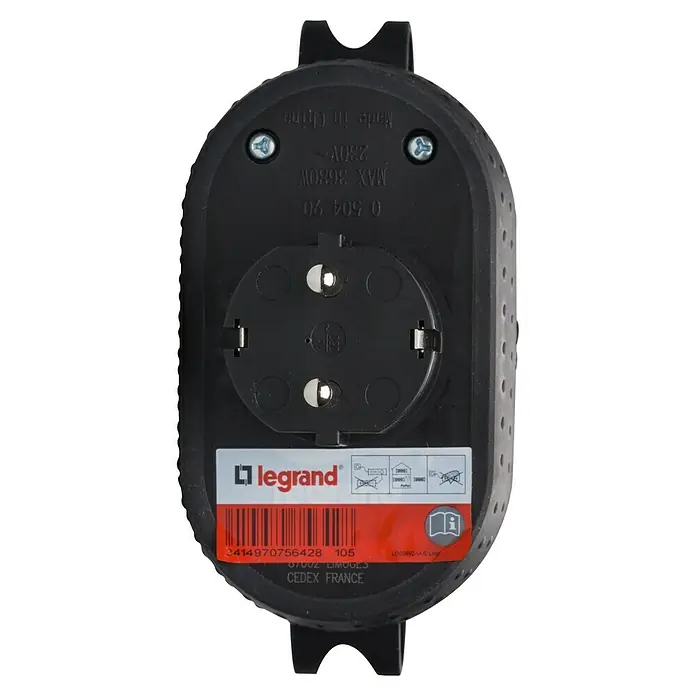 Legrand Ladrón de enchufe - Negro, 250 V, 16 A - Primer plano de una toma de corriente negra de Legrand, que muestra detalles como el voltaje, el vataje y el país de origen.