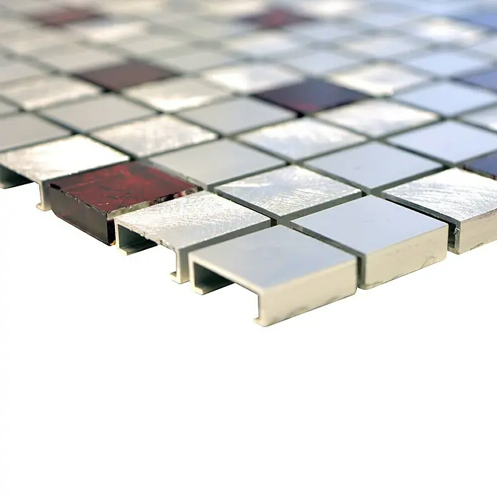 Mosaikfliese Quadrat ALF O301F - 30 x 30 cm, Silber, Matt - Nahaufnahme eines Mosaiks aus Metall und farbigem Glas, ideal für Wand- und Bodengestaltung.