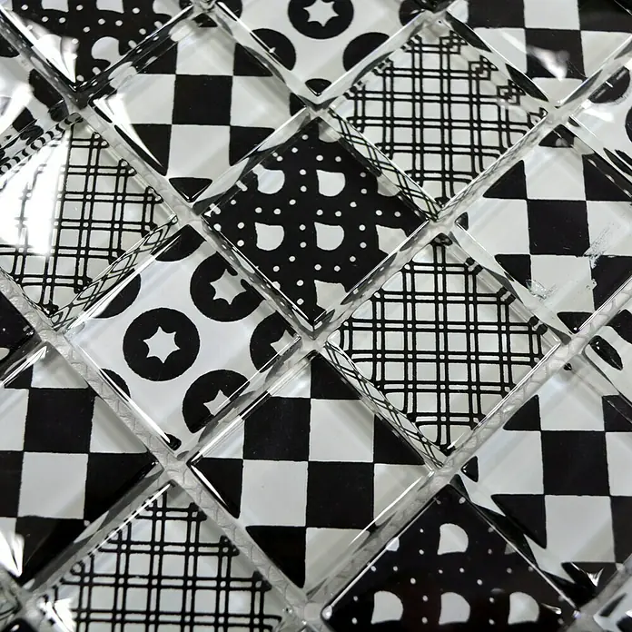 Mosaikfliese Quadrat Crystal Mix XCM 8OP5 - 31,8 x 31,8 cm, Schwarz/Weiß, Glänzend - Hochauflösende Nahaufnahme eines Mosaiks aus Glasfliesen mit stilvollen schwarz-weissen Mustern, perfekt für moderne Designs.