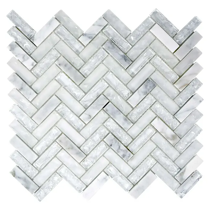 Mosaikfliese Fischgrät Crystal Mix XIC HB1511 - 26,3 x 29,3 cm, Weiß/Grau, Glänzend - Nahaufnahme eines quadratischen Mosaikfliesenmusters mit einem Fischgrätenmuster aus weißen und grauen Marmor- und Glasfliesen.