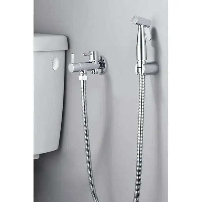 Imex Ducha higiénica inodoro Ness - Cromo, Brillante - Imagen de un conjunto de rociador de bidé con acabado cromado, montado junto a un inodoro en una pared gris.