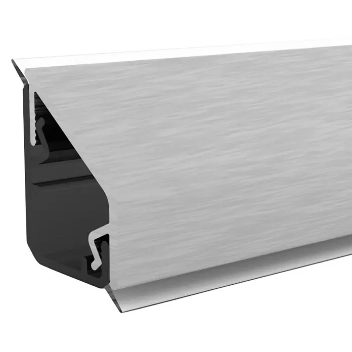 CUCINE Wandabschlussprofil Design Edelstahl - 64 x 1,6 x 2,4 cm - Nahaufnahme einer Sockelleiste aus Aluminium mit gebürsteter Optik, die Funktionalität und modernes Design vereint.