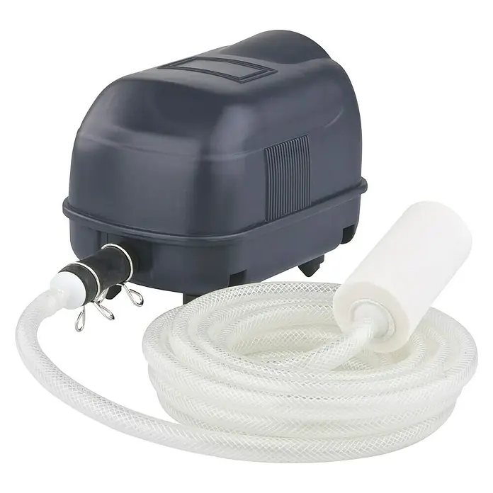 Ubbink Teichbelüfter Air 2000 outdoor - 14 W, Teichgröße: 1 m³ - 10 m³ - Eine graue Teichbelüftungspumpe mit weißem Schlauch und Ausströmerstein für die Sauerstoffversorgung des Teiches.
