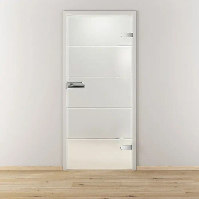 Diamond Doors Glasdrehtür Lines Positiv - 834 x 1.972 mm, DIN Rechts, Einscheibensicherheitsglas (ESG), Studio 2-teilig - Weiße Innentür mit Chrombeschlägen und horizontalen Akzenten vor einer hellen Wand und einem hellen Holzboden.