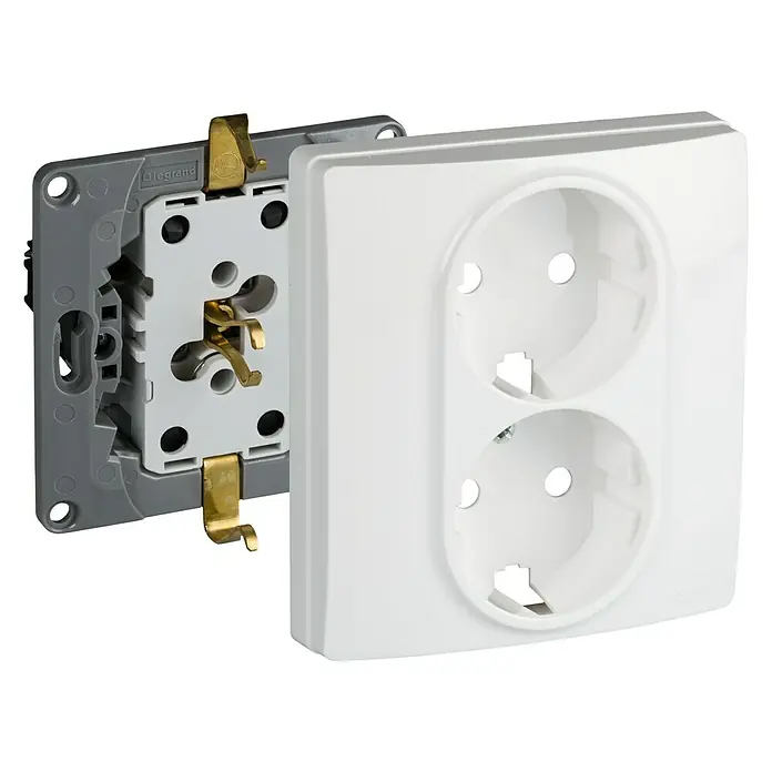 Legrand Niloé Enchufe doble con protección infantil - Blanco, Plástico, Montaje en la pared - Primer plano de una toma de corriente Legrand que muestra su construcción interna y el diseño de la cubierta blanca del producto.