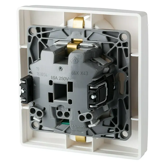 Legrand Niloé Enchufe doble con protección infantil - Blanco, Plástico, Montaje en la pared - Vista posterior de un enchufe blanco con interior gris, detalles de voltaje y amperaje visibles.