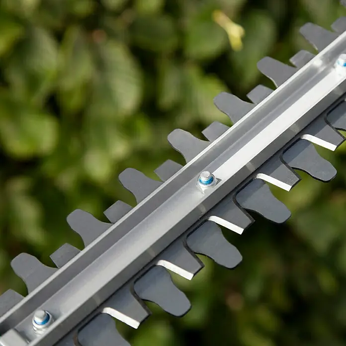 Gardena Elektro-Heckenschere Easy Cut 420/45 - 420 W, Schnittlänge: 43 cm, Max. Aststärke: 18 mm - Nahaufnahme der scharfen Klingen einer Heckenschere, die für präzise Schnitte in Ihrem Garten bereit ist.