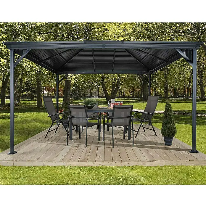Sojag Standard-Pavillon Ventura 10 x 14B x T: 423 x 296 cm, Farbe Gestell: Anthrazit, Aluminium - Bild einer schwarzen Pavillon-Garnitur auf einer Holzterrasse in einem grünen Garten. Ideal für stilvolle Outdoor-Entspannung.