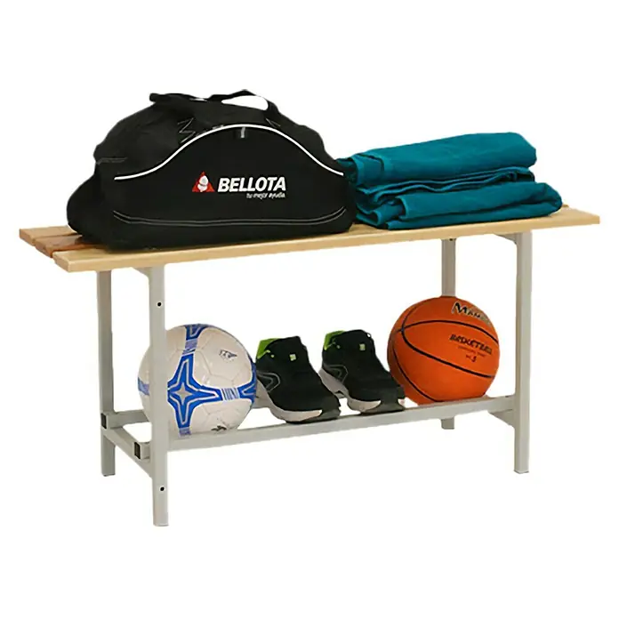 Simonrack Simonlocker Banco de vestuario Wood Montado - L x An x Al: 32 x 100 x 47,5 cm, Taller - Un estante de madera con equipamiento deportivo. Una bolsa Bellota, toallas, un balón de fútbol, zapatos y un balón de baloncesto están colocados encima.