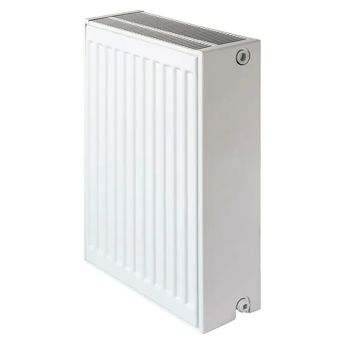 Flachheizkörper - B x H: 1.200 x 300 mm, Wärmeleistung bei Vorlauftemperatur von 75 °C (D: 50): 1.601 W, Typ Heizkörper: 33 - Detailaufnahme eines weißen Heizkörpers mit vertikalen Rippen und oberen Lüftungsschlitzen.