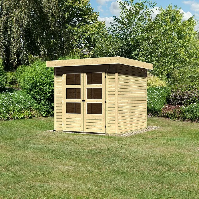 Karibu Gartenhaus Askola - Außenmaß inkl. Dachüberstand (B x T): 242 x 238 cm, Holz, Natur - Eine Gartenhütte aus Holz mit Doppeltüren und Fensterfeldern steht auf einem Rasen vor Bäumen.